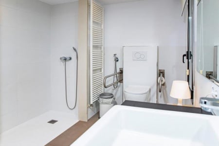 Quels am&eacute;nagements pr&eacute;voir pour une salle de bains adapt&eacute;e aux PMR ?